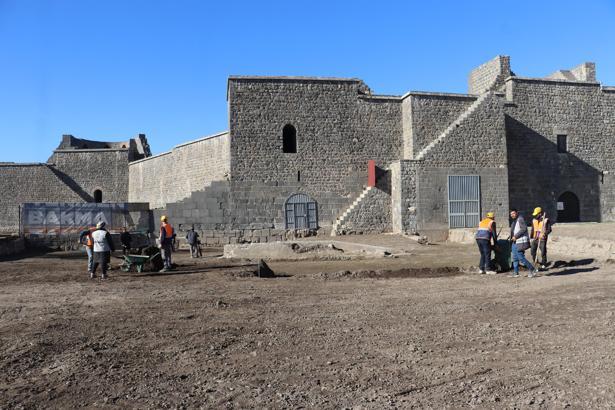 Diyarbakır’da İçkale surlarının 100 yıldır toprak altında olan kısmı gün yüzüne çıkarıldı / Ek fotoğraflar
