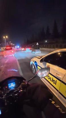 Trafikte kalan ambulansa yolu motokurye açtı; o anlar kamerada