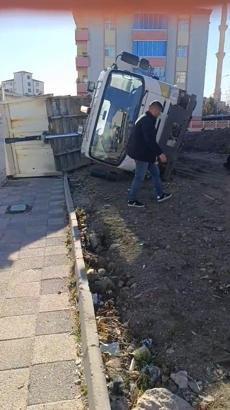 Elazığ’da toprak yüklü hafriyat kamyonu devrildi; şoförü yaralandı
