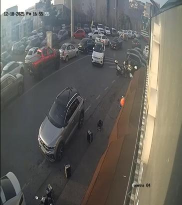 İstanbul - Maltepe'de sürücüsünün fren yerine gaza bastığı otomobil, başka araca çarptı; kaza kamerada