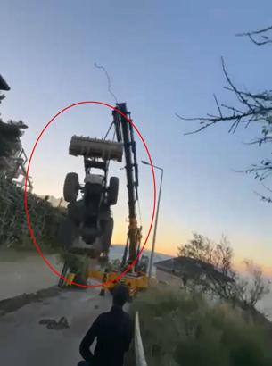 Vinçle taşınan kepçe, halat kopunca 5 metreden düştü; o anlar kamerada