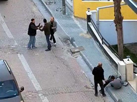 İstanbul- Avcılar’da hurdacıların satırlı kavgası kamerada