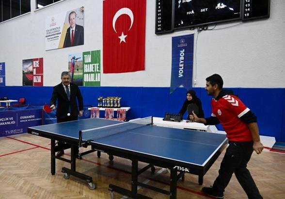 Özel gereksinimli sporcular masa tenisi turnuvasında buluştu