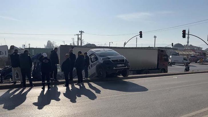 Park halindeki minibüs, caddeden D-100 kara yoluna düştü