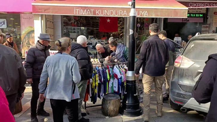 İstanbul- CHP Şile İlçe Başkanlığı önünde 'kızıma küfür ettiler' diye bağıran kişi gözaltına alındı