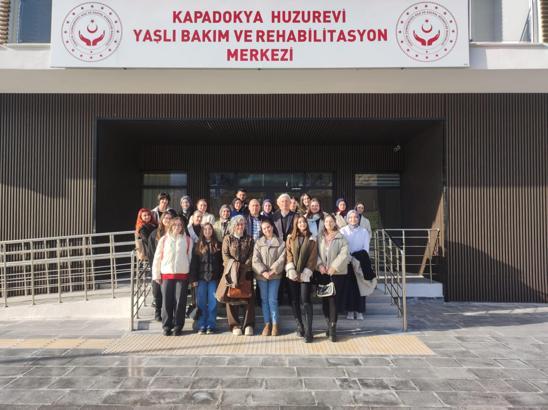 NEVÜ öğrencilerinden huzurevi ziyareti