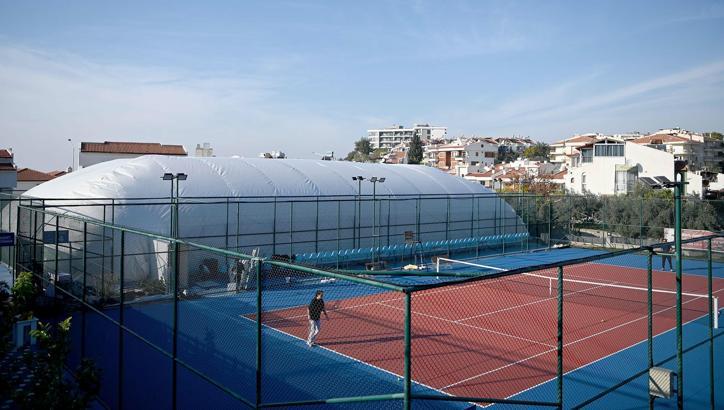 Kuşadası Tenis Kulübü'nde balon kortun yapımı tamamlandı