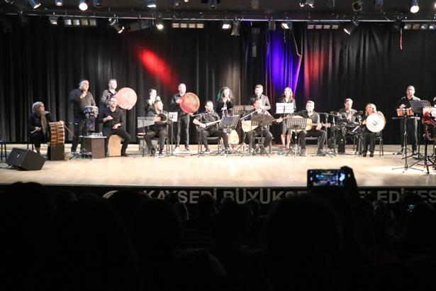 Adliye çalışanlarının kurduğu ritim topluluğu konser verdi; Başsavcı türkü söyledi