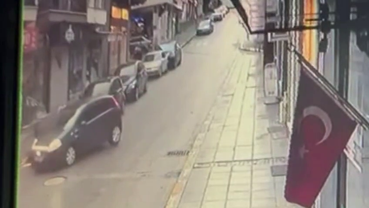 Otomobil ile çarpışan motosikletin sürücüsü yaralandı; kaza anı kamerada