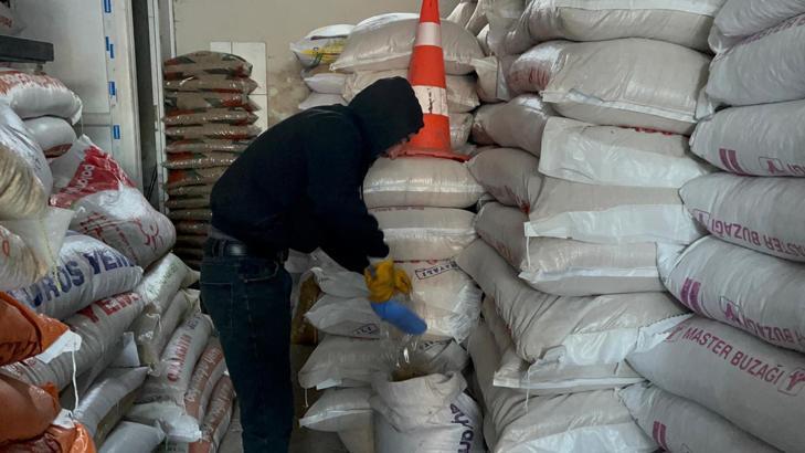 Ardahan’da esnaf soğuk havada yiyecek bulamayan güvercinleri imece usulü besliyor