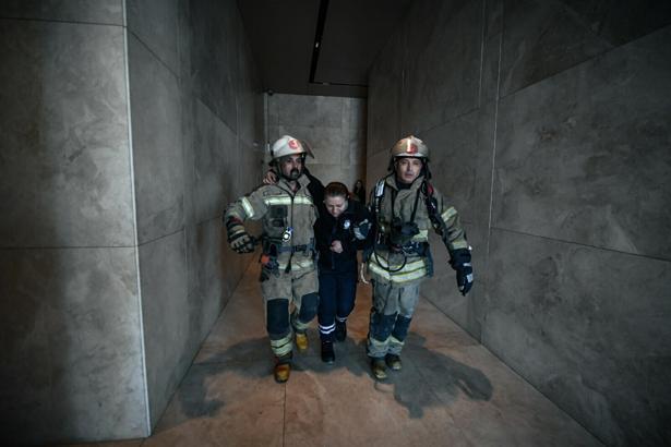 47 katlı binada nefes kesen tatbikat