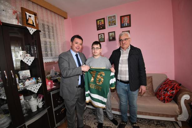 Osmangazi Belediye Başkanı Erkan Aydın, otizmli Yunus Emre’nin doğum gününü kutladı