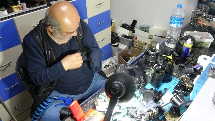 Dükkanında 41 yıldır biriktirdiği fotoğraf makinelerini sergiliyor