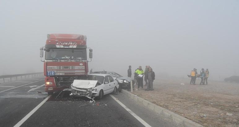 TIR, kırmızı ışıkta duran 4 araca çarptı