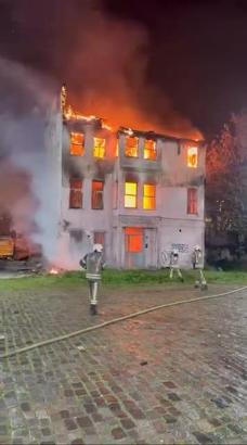İstanbul- Fatih'te 2 katlı tarihi bina alev alev yandı