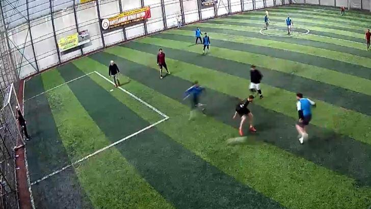 Halı sahada kalp krizi geçirip öldü