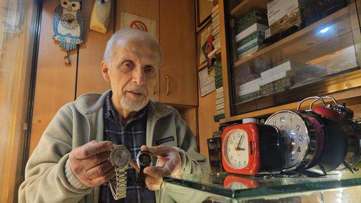 Aile mesleği saatçiliği 60 yıldır sürdürüyor