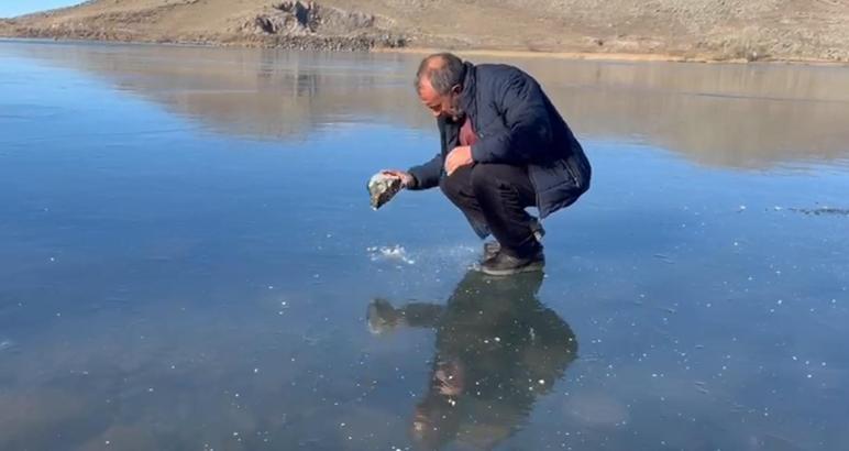 Buzun kalınlığını kontrol eden balıkçılar, Çıldır Gölü'ne ağ atmaya hazırlanıyor