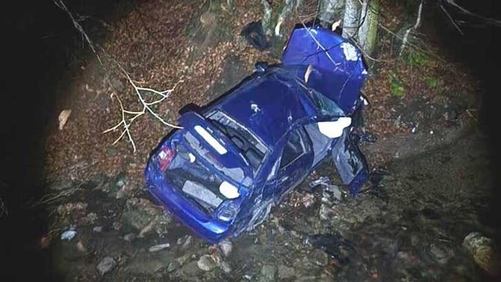 Takla atıp uçuruma yuvarlanan otomobildeki 3 kişi yaralandı