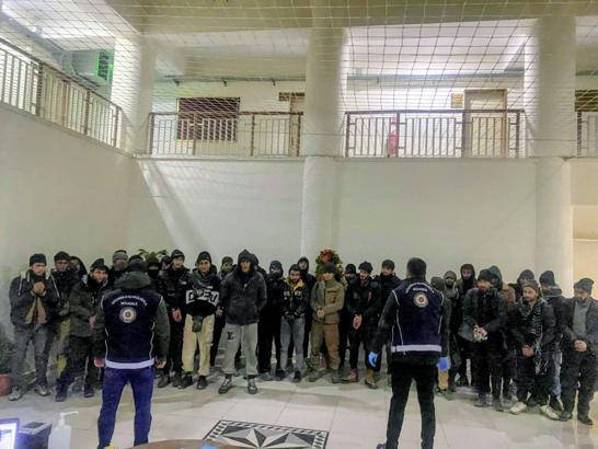 Demir yüklü TIR'ın dorsesinden 37 kaçak göçmen çıktı