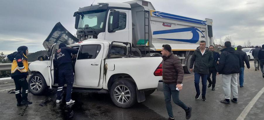 Tokat’ta kamyonet, kamyonla çarpıştı; 1 ölü, 2 yaralı