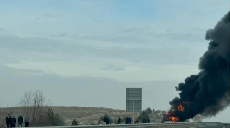 Seyir halindeki otobüste yangın çıktı, yolcular tahliye edildi