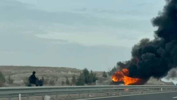 Seyir halindeki otobüste yangın çıktı, yolcular tahliye edildi