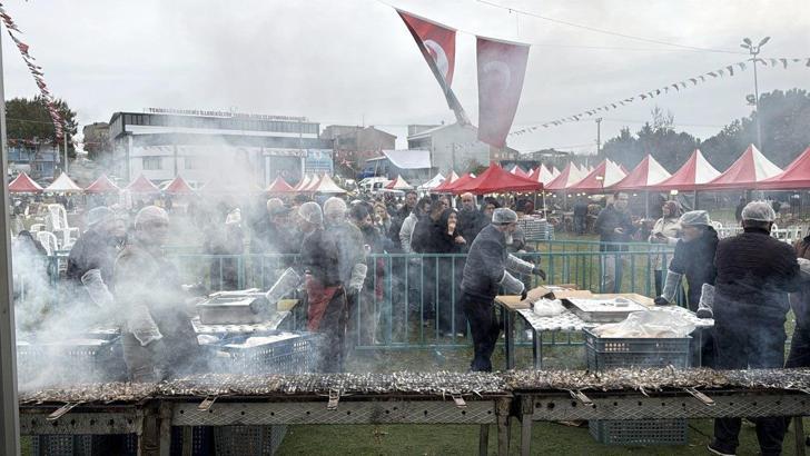 Festivalde 10 bin kişiye 3 ton hamsi dağıtıldı