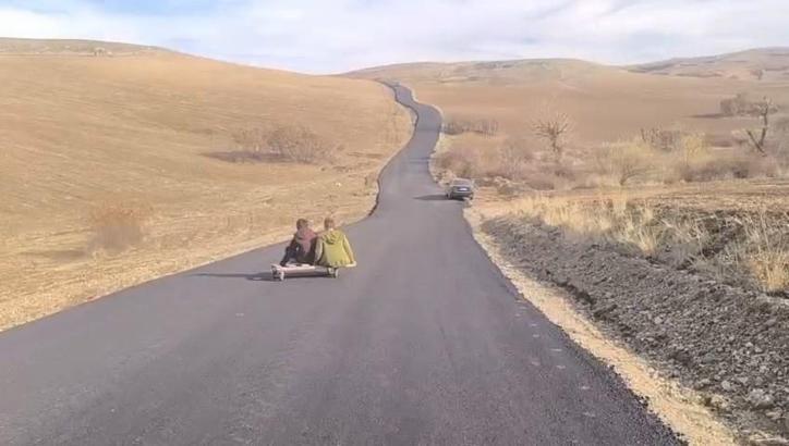Siirt'te yeni yapılan asfalt yolda çocukların kaykay keyfi