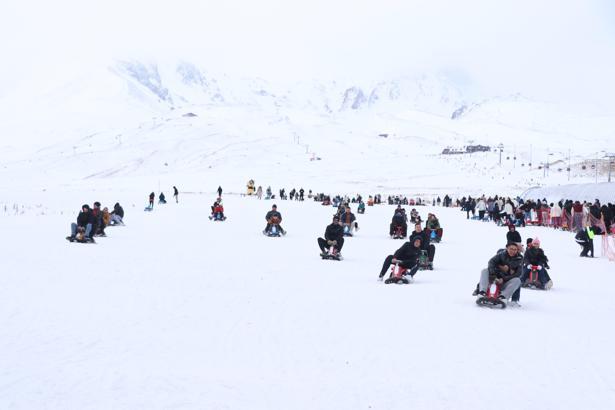 Erciyes Kayak Merkezi’nde yeni sezonun ilk hafta sonunda yoğunluk / Ek fotoğraflar