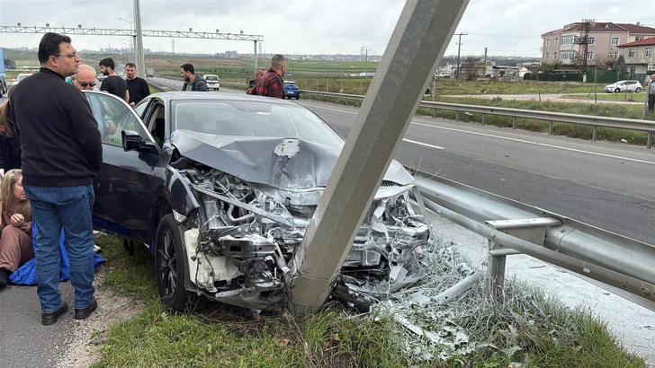 Tekirdağ'da kontrolden çıkan otomobil elektrik direğine çarptı; 2 yaralı