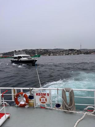 İstanbul - İstanbul Boğazı'nda sürüklenen tekne kurtarıldı