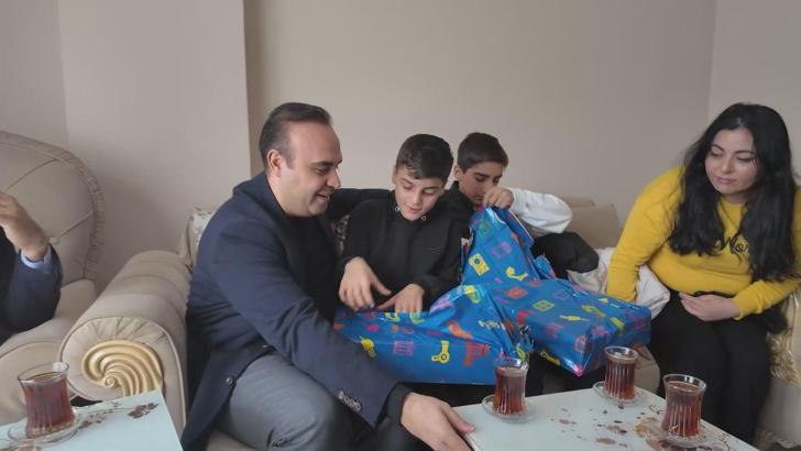 İstanbul - Bağcılar'da yerde buldukları altını sahibine teslim eden iki çocuğa Bakan Kacır'dan ziyaret