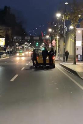 İstanbul - Beşiktaş'ta patenli 3 kişinin tehlikeli yolculuğu kamerada