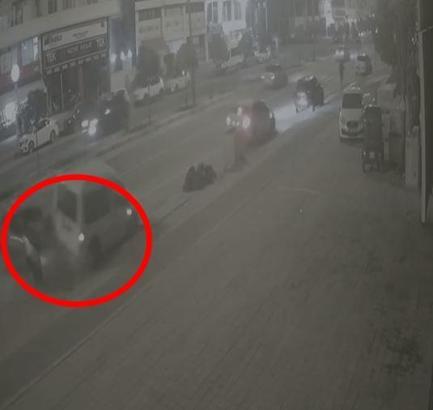 Otomobilin park halindeki hafif ticari araca çarptığı kaza kamerada