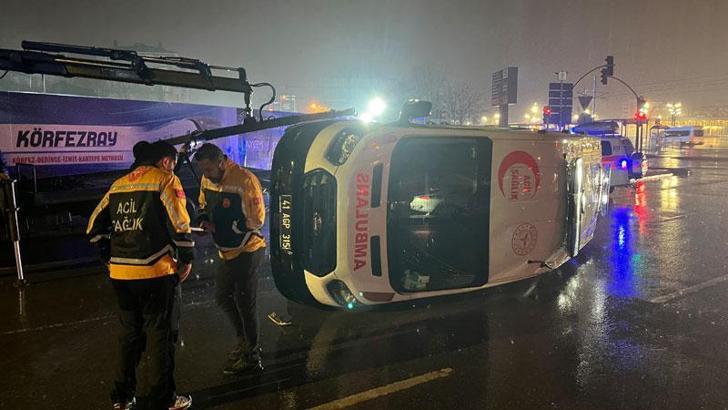 Minibüs ile çarpışan ambulans devrildi; 3’ü sağlık personeli, 6 yaralı