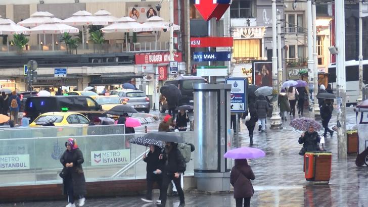 İstanbul - Taksim'de yağmur Üsküdar'da sis etkili oluyor