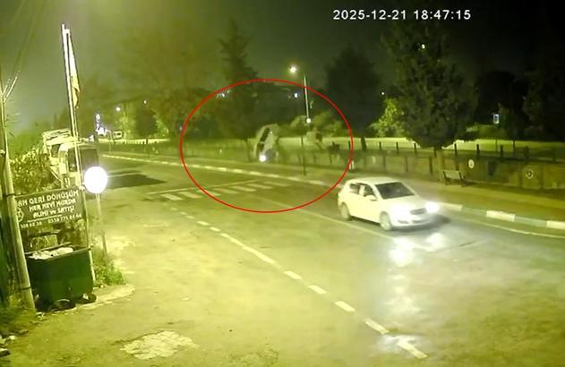 Minibüsün dereye yatağına uçtuğu kaza kamerada