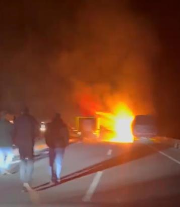 Seyir halindeyken alev alan TIR yandı