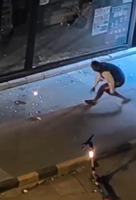 Taşla park halindeki otomobiller ile iş yerlerinin camlarını kırdı