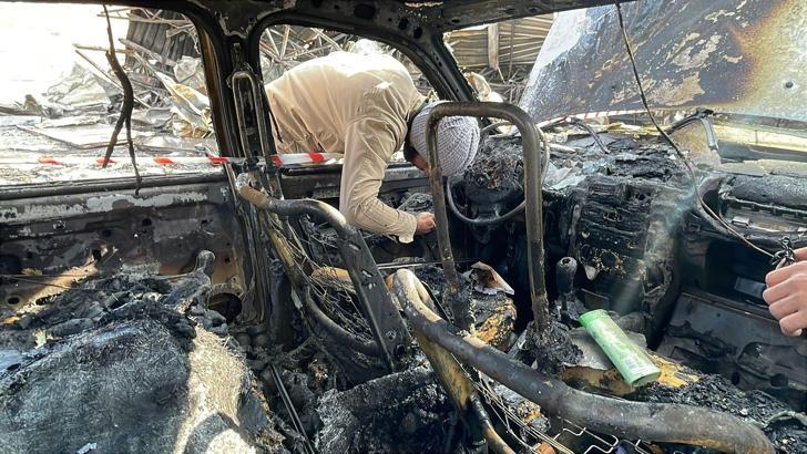 Şantiye alanında 1 konteyner ile 4 araç yandı