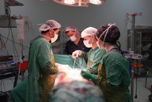 Karnından 2 kilo 200 gram ağırlığında tümör çıkarıldı