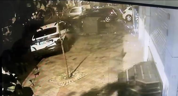 İstanbul - Zeytinburnu’nda park halindeki otomobile uzun namlulu silahla ateş açtılar; o anlar kamerada