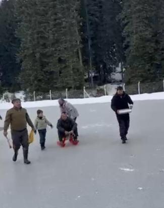 Donan göletin yüzeyindeki buzu motorlu testere ile kesti