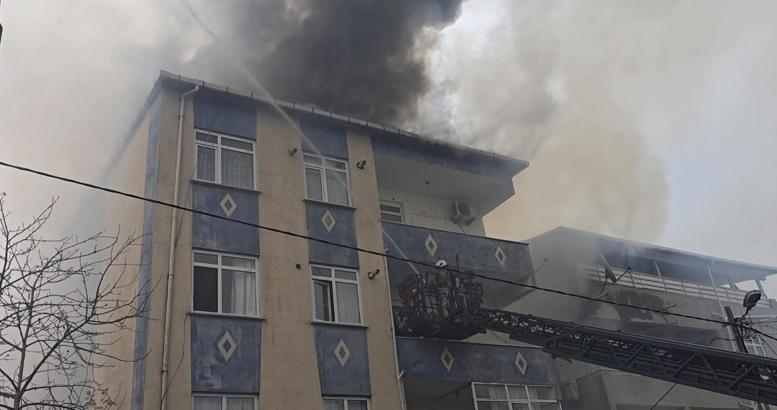 İstanbul - Ümraniye'de 3 katlı binanın çatısında çıkan yangın 2 binaya sıçradı: 4 yaralı
