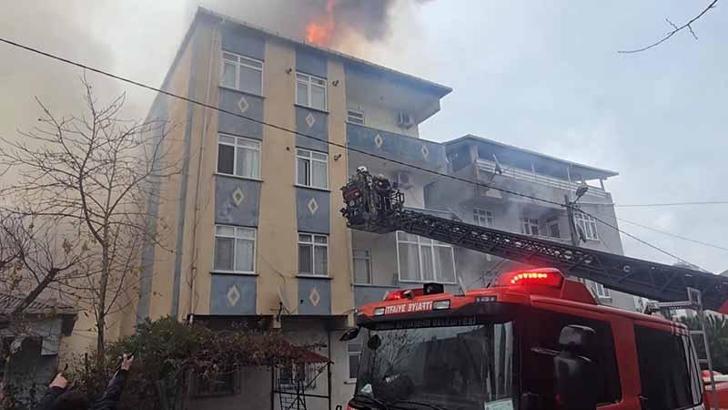 Ümraniye'de 3 katlı binanın çatısında çıkan yangın 2 binaya sıçradı: 4 yaralı