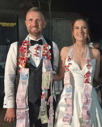 Çanakkale'deki kazada ölen Neslihan öğretmen ile eşinin babaannesi toprağa verildi