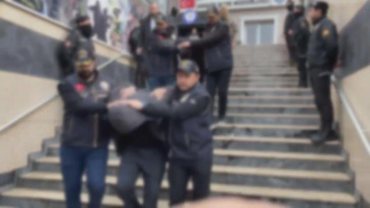 İstanbul - İstanbul'da aynı gün işlenen iki farklı cinayete ilişkin 15 şüpheli yakalandı