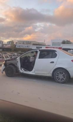 İstanbul - Başakşehir'de kapısı olmayan otomobille trafikte seyreden sürücü kamerada