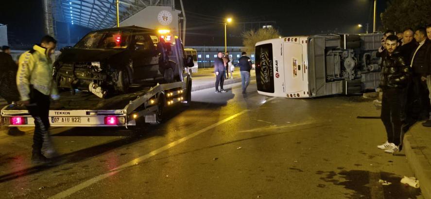 Otomobil ile çarpışan servis midibüsü devrildi; 13 yaralı